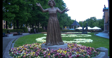 Fiordos noruegos llegada Oslo - Estatua de Wenche Foss