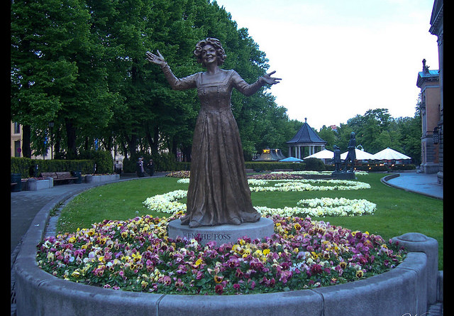 Fiordos noruegos llegada Oslo - Estatua de Wenche Foss